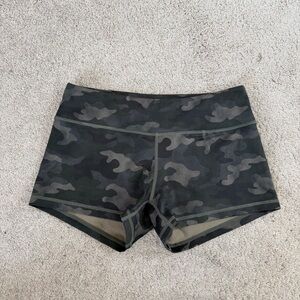 Born Primitive Women’s Shorts Double Take Booty Shorts 2” in Earth Camo S